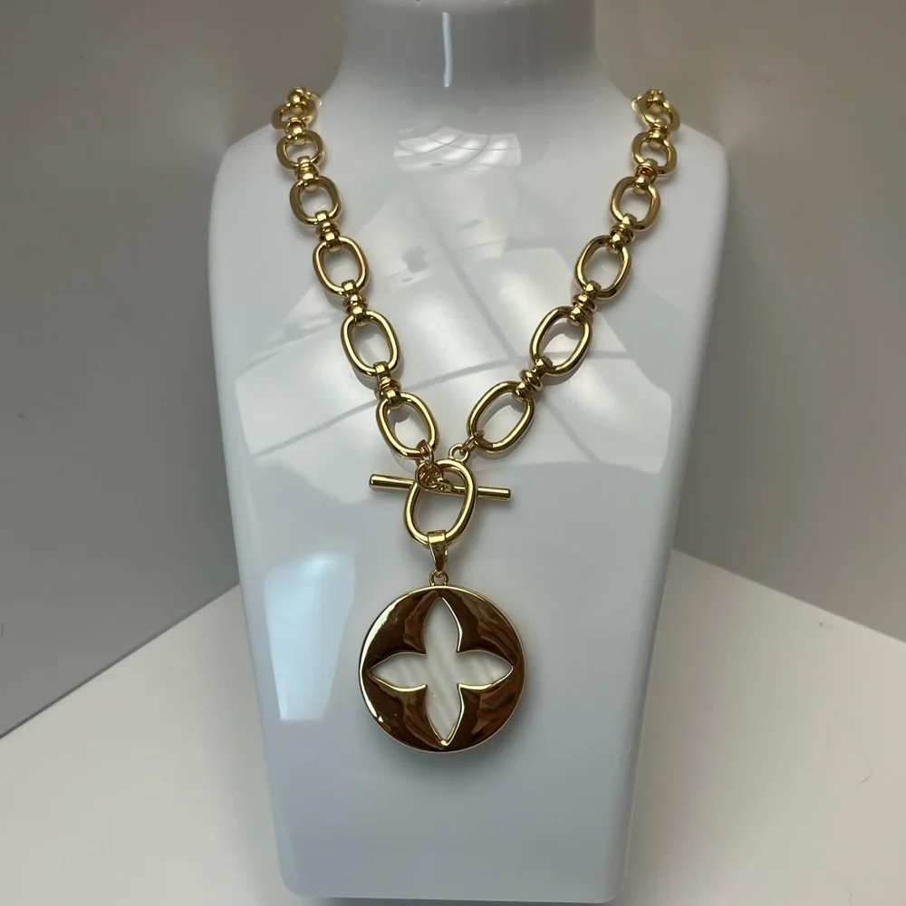 NWT ⚜️🤍⚜️ Camila Coelho Gorgeous Mother of Pearls medallion Necklace - Picture 6 of 16